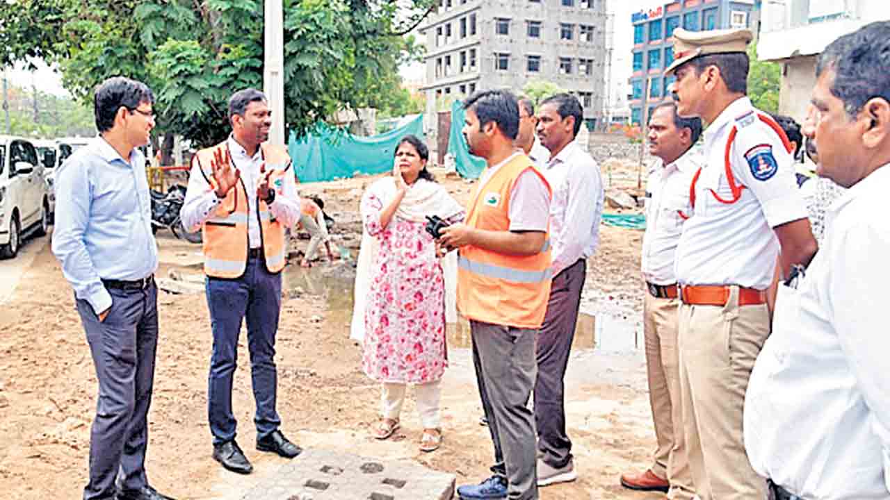 Ronald Ross | రహదారులపై నీరు ఆగొద్దు.. బల్దియా కమిషనర్‌ రోనాల్డ్‌ రాస్‌