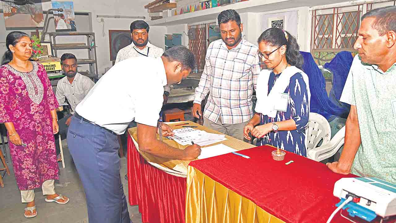 Ronald Ross | ప్రశాంతంగా పోలింగ్‌.. జీహెచ్‌ఎంసీ కమిషనర్‌ రొనాల్డ్‌ రాస్‌