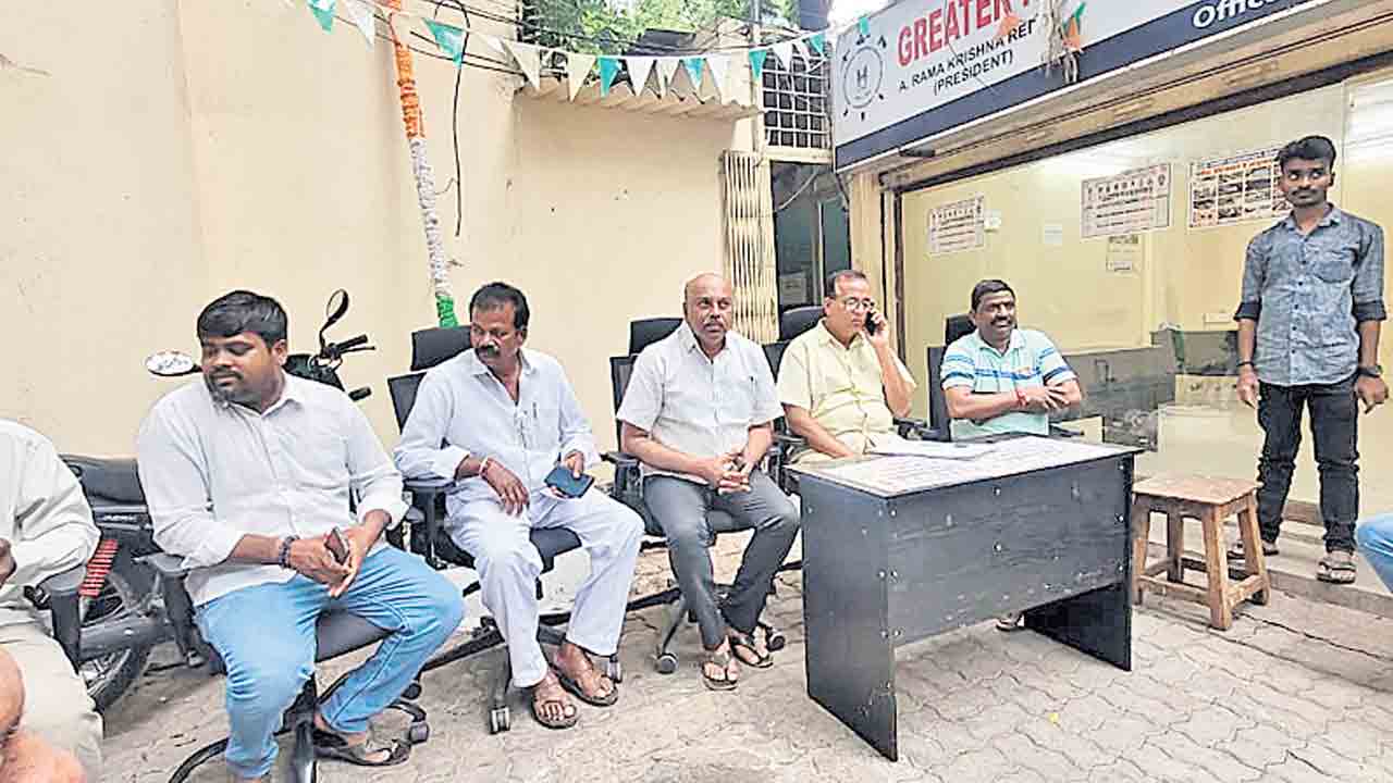 తగ్గేదేలేదు..బకాయిలు చెల్లిస్తేనే.. పనిచేస్తాం