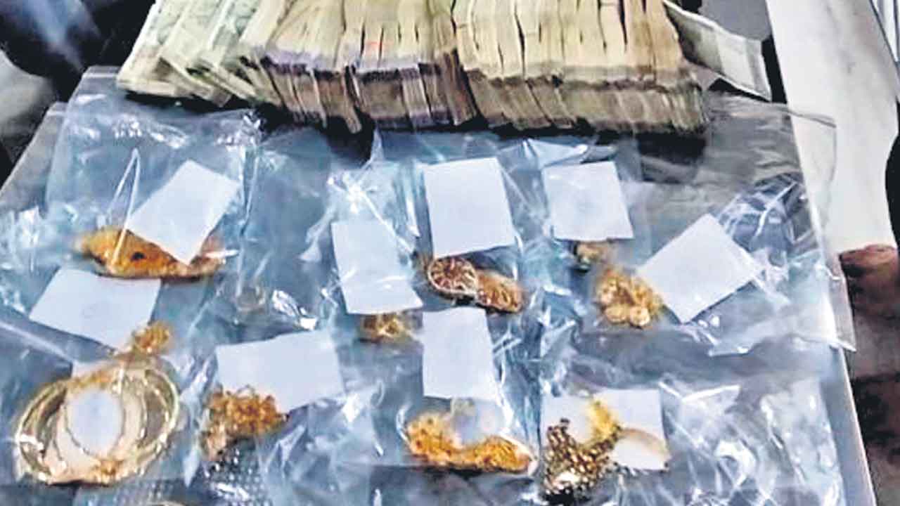 ఏసీపీ అక్రమాస్తులు 3.5 కోట్లు