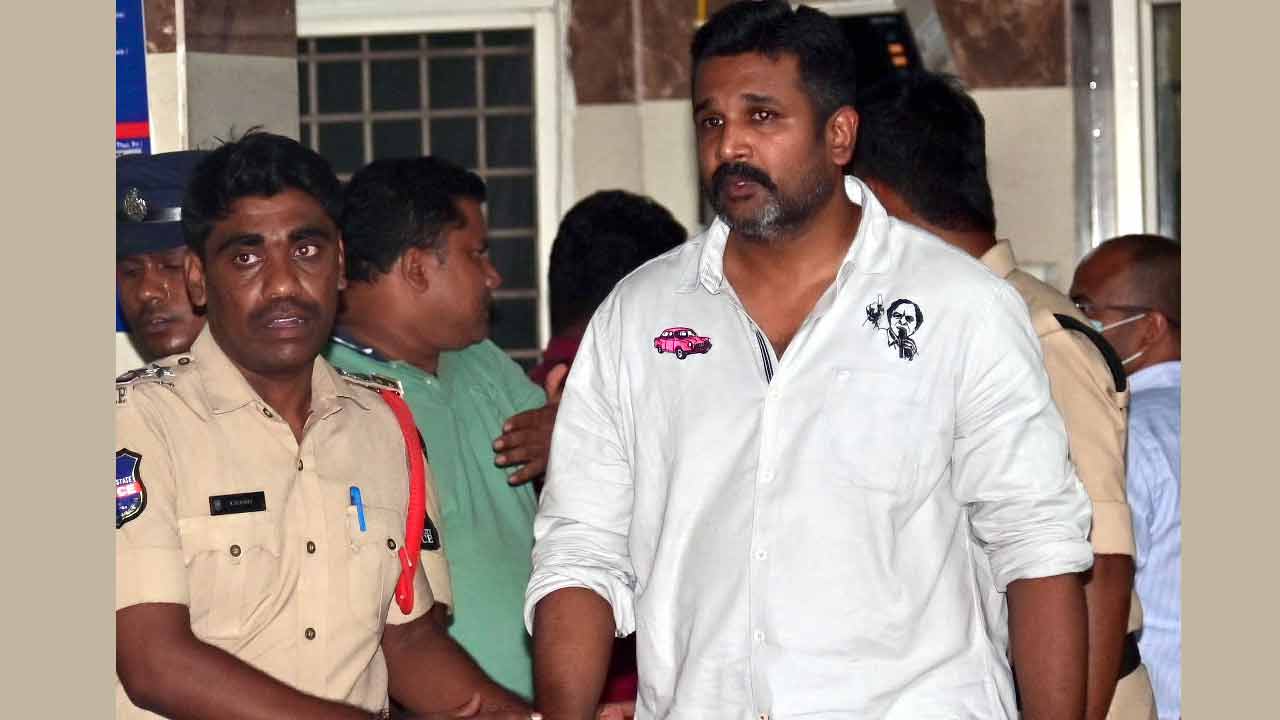 బీఆర్‌ఎస్‌ సోషల్‌మీడియా ఇన్‌చార్జి క్రిశాంక్‌ అక్రమ అరెస్ట్‌