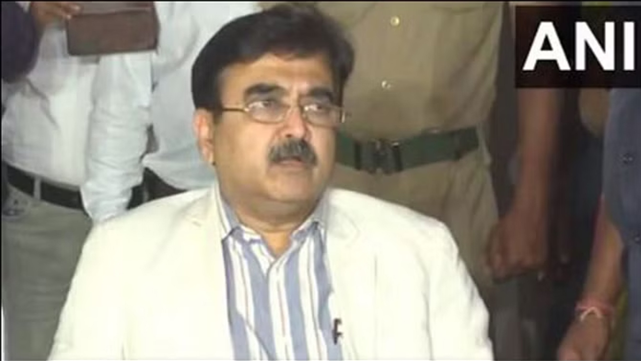 Abhijit Gangopadhyay | సీఎంపై అభ్యంతరకర వ్యాఖ్యలు.. బీజేపీ అభ్యర్థిపై 24 గంటల నిషేధం