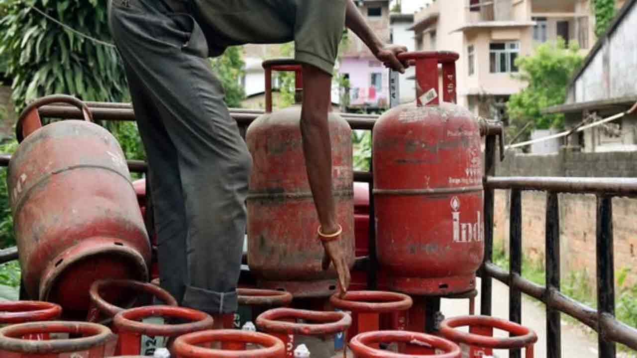 Gas price | కమర్షియల్‌ గ్యాస్‌ సిలిండర్‌ ధర తగ్గింపు.. మరి డొమెస్టిక్‌ సిలిండర్లకు..?