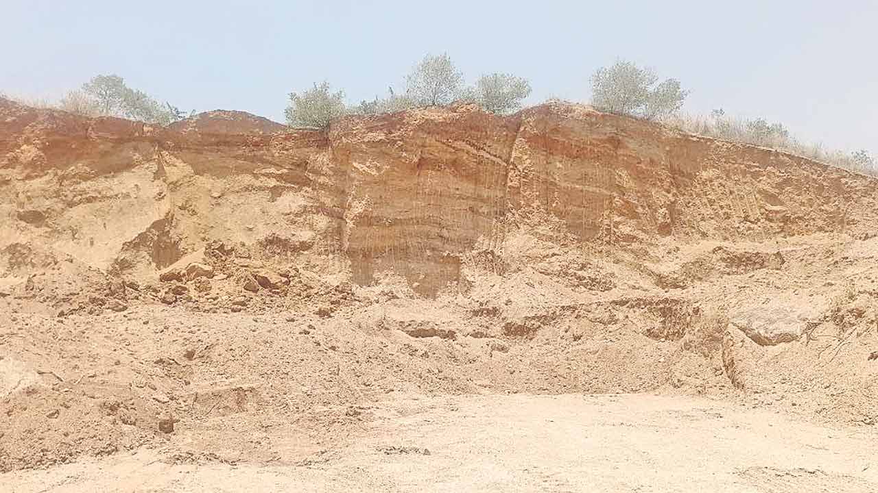 రెచ్చిపోతున్న మట్టి మాఫియా