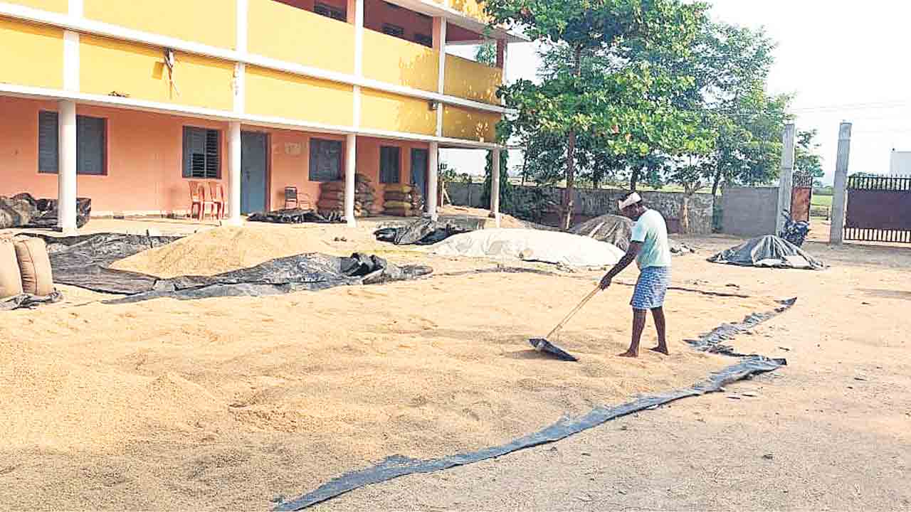 మిల్లర్లు వద్దన్నరని వడ్లు కొనట్లే..