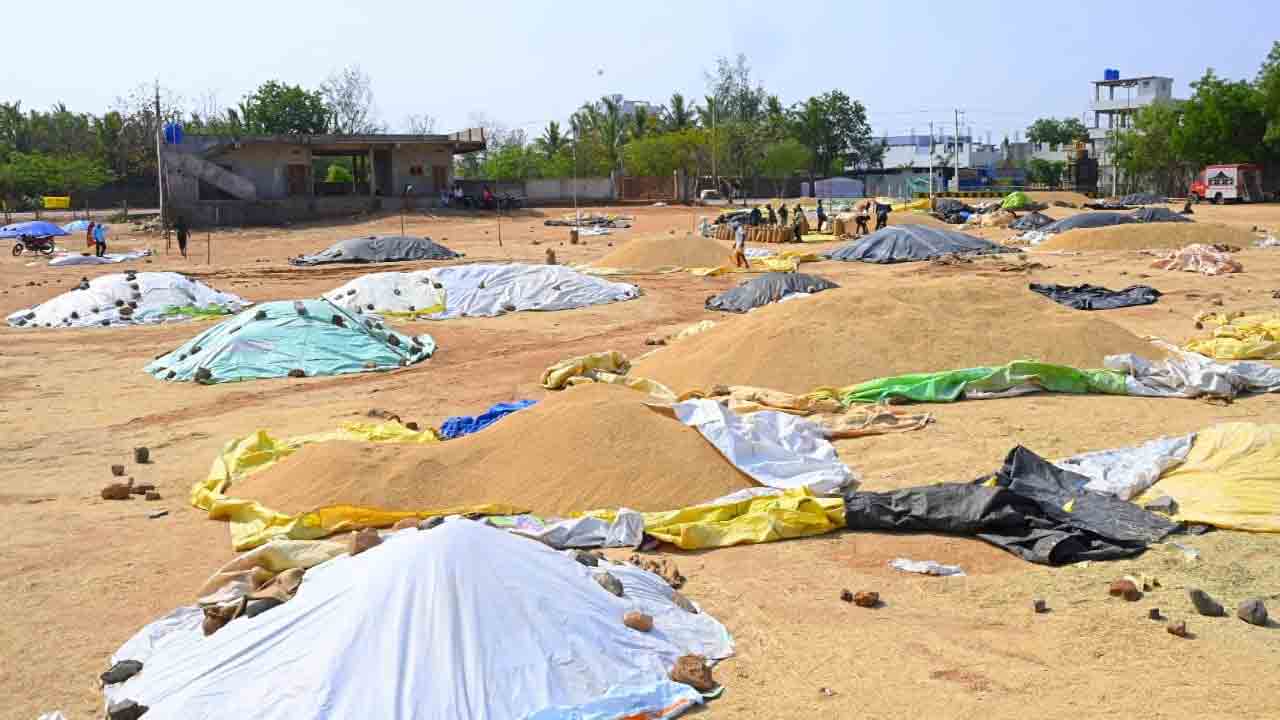 రైతన్న రోడ్డెక్కితేనే ధాన్యం కొంటుండ్రు