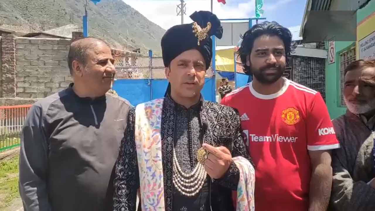 Groom caste vote | శ్రీనగర్‌లో పెళ్లి దుస్తుల్లో వచ్చి ఓటేసిన పెళ్ళికొడుకు.. Video