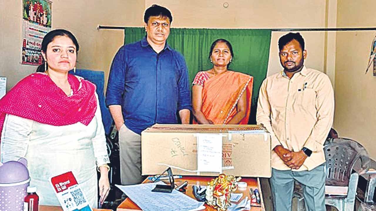 అనుమతి లేకుండా ఔషధాలు విక్రయిస్తున్న మూడు క్లినిక్‌లపై డీసీఏ దాడులు