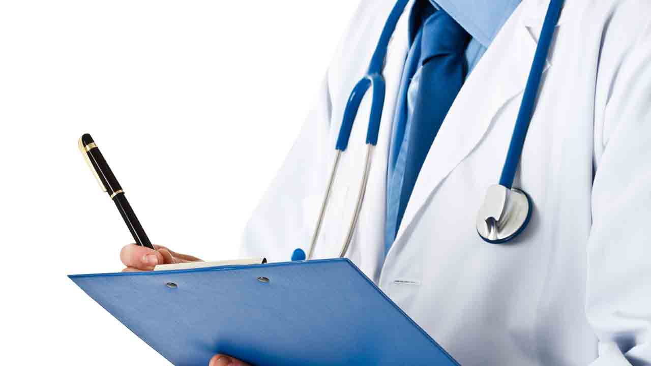 చదివింది చారెడు.. చికిత్సలు బారెడు!