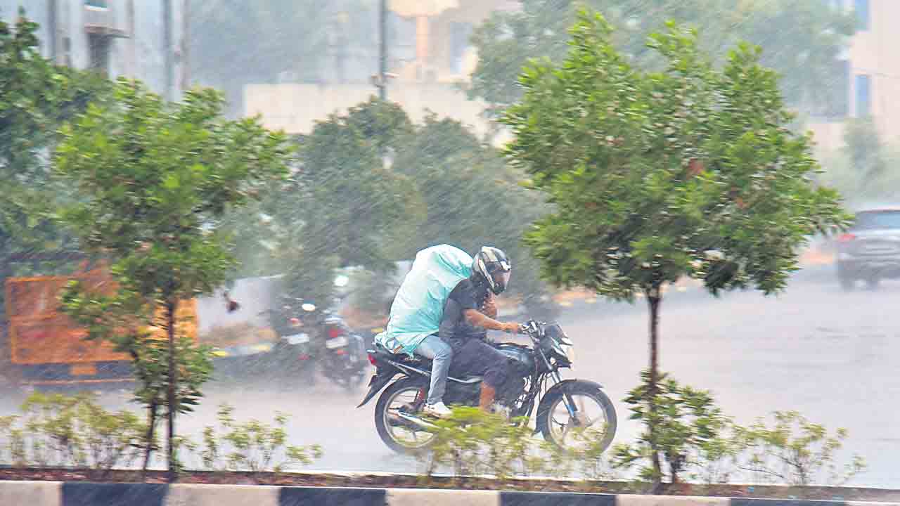 ట్రాఫిక్‌ జామ్‌.. ఇబ్బందులు పడిన వాహనదారులు