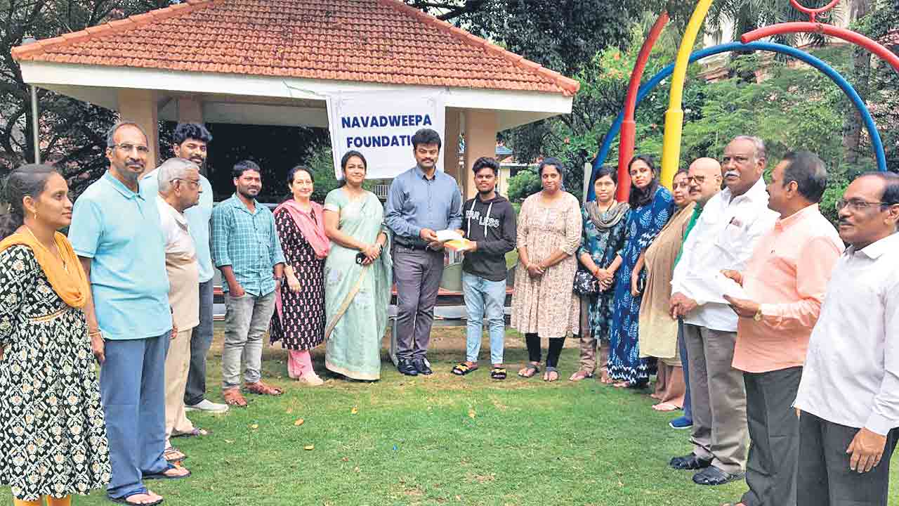 పేద విద్యార్థులకు ‘నవద్వీప’ చేయూత