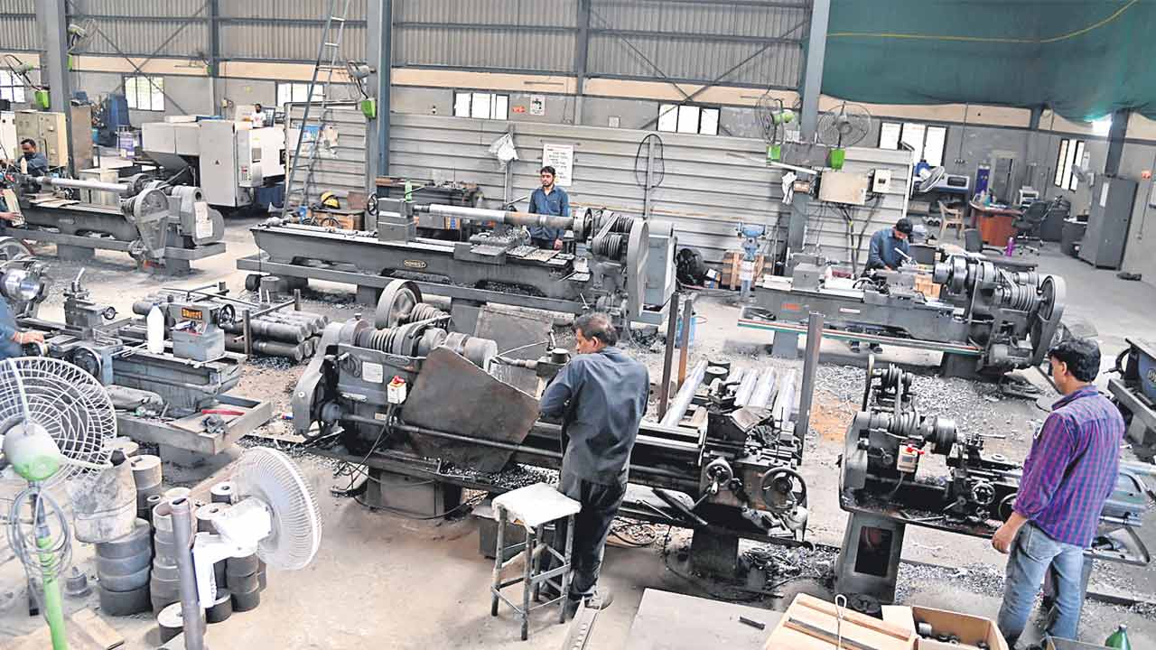 Power Cuts | ఎన్నికలపై విద్యుత్తు కోతల ప్రభావం.. పారిశ్రామికరంగానికి ప్రాధాన్యమివ్వని సర్కారు