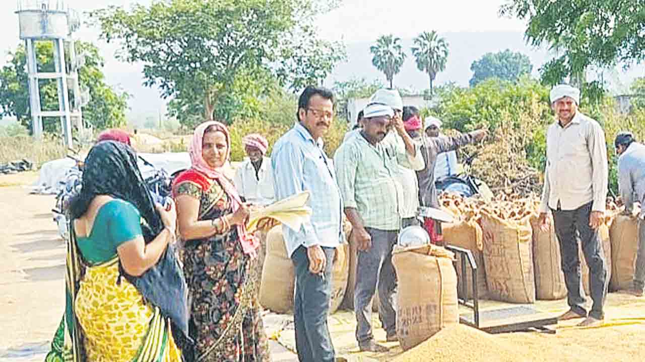 ధాన్యం తూకం వేయించిన అధికారులు