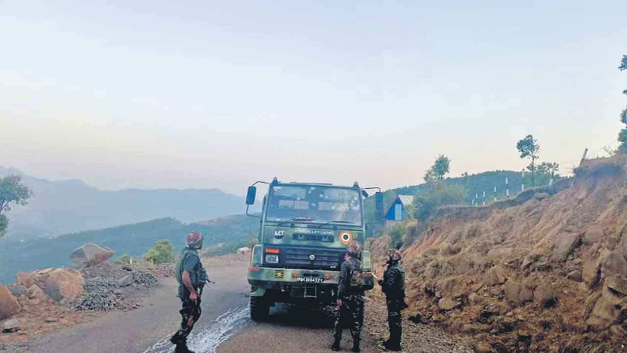ఎన్నికల వేళ కశ్మీర్‌లో ఉగ్ర దాడి