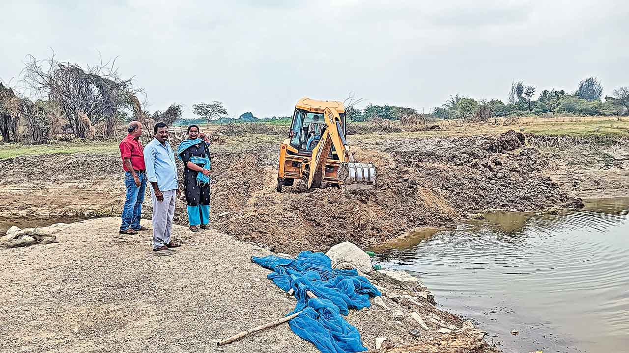 చెరువులో పోసిన మట్టి తొలగింపు