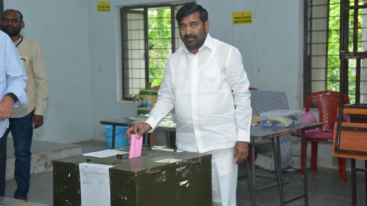 Jagadish Reddy | సూర్యాపేటలో తొలి ఓటు వేసిన మాజీ మంత్రి జగదీశ్రెడ్డి