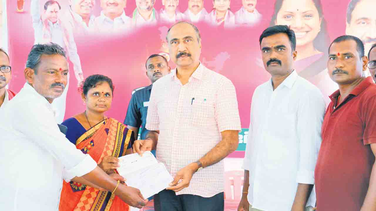 కార్యకర్తలకు అండగా బీఆర్‌ఎస్‌