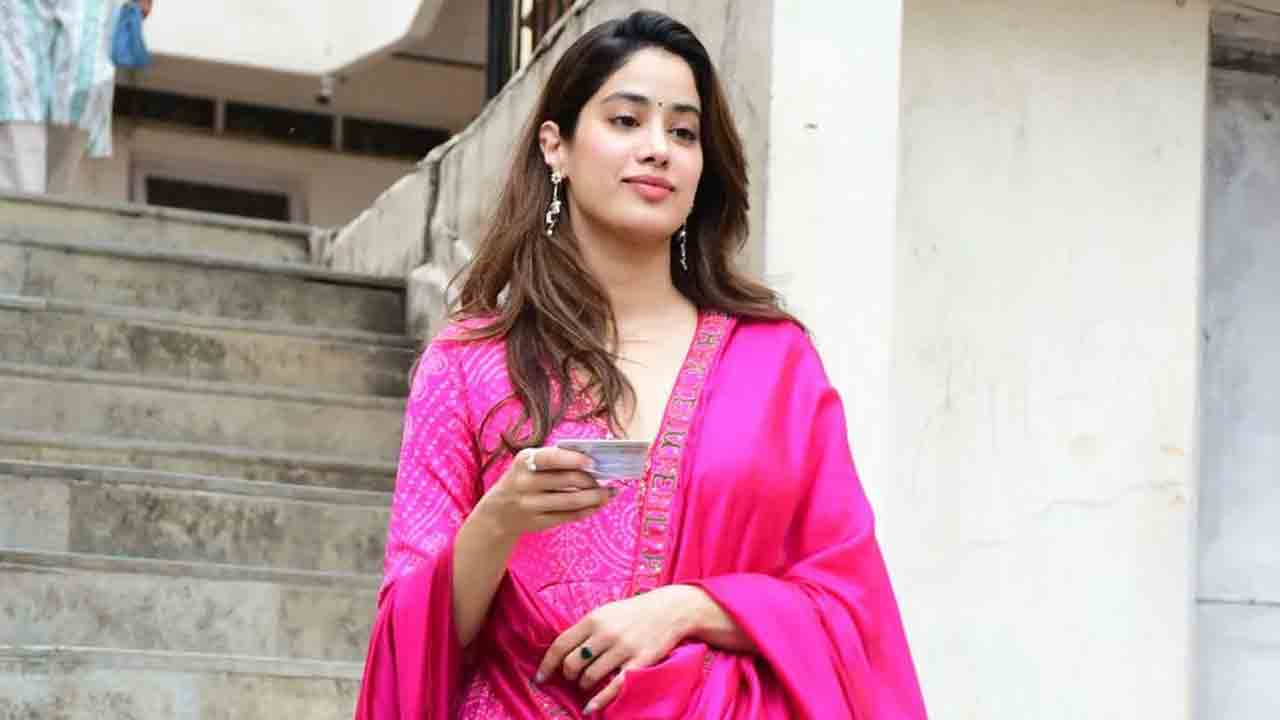 Janhvi Kapoor | పింక్‌ డ్రెస్‌లో జాన్వీకపూర్‌.. ట్రెండింగ్‌లో స్టిల్స్‌
