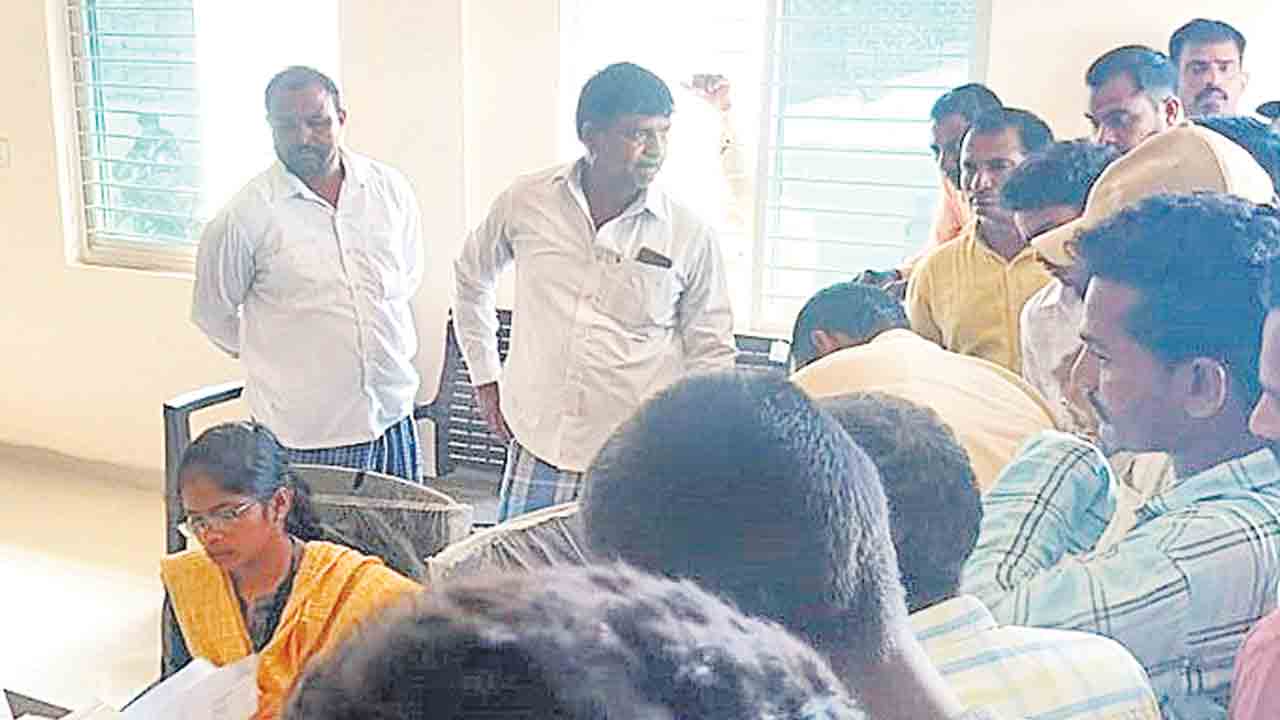 జీలుగ విత్తనాల కోసం పడిగాపులు