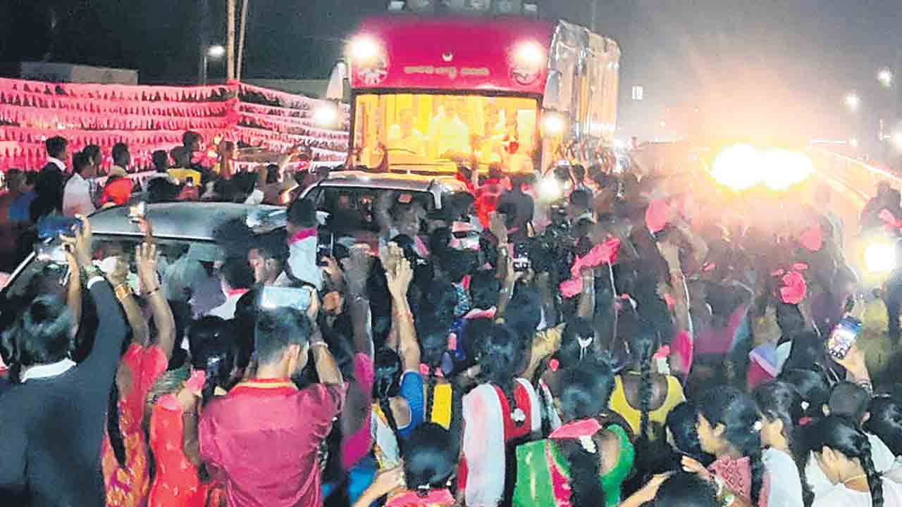 బీఆర్‌ఎస్‌ అధినేత కేసీఆర్‌కు ఘన స్వాగతం