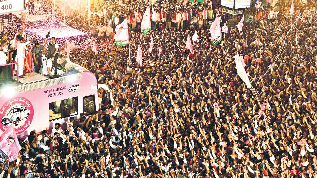 కార్మిక క్షేత్రం గులాబీమయం