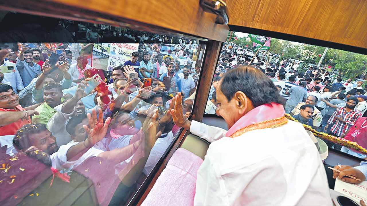 BRS | చెక్కుచెదరని బీఆర్‌ఎస్‌ క్యాడర్‌.. కేసీఆర్‌ బస్సుయాత్రతో సమరోత్సాహం