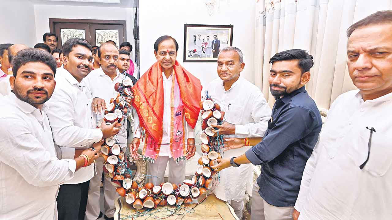 బీఆర్‌ఎస్‌ అధినేతకు కొబ్బరి మాల..