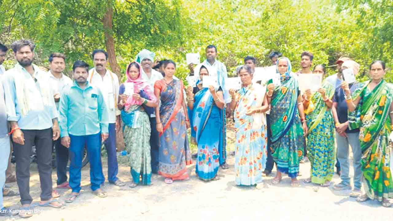 అటవీ అధికారులను అడ్డుకున్న పోడు రైతులు