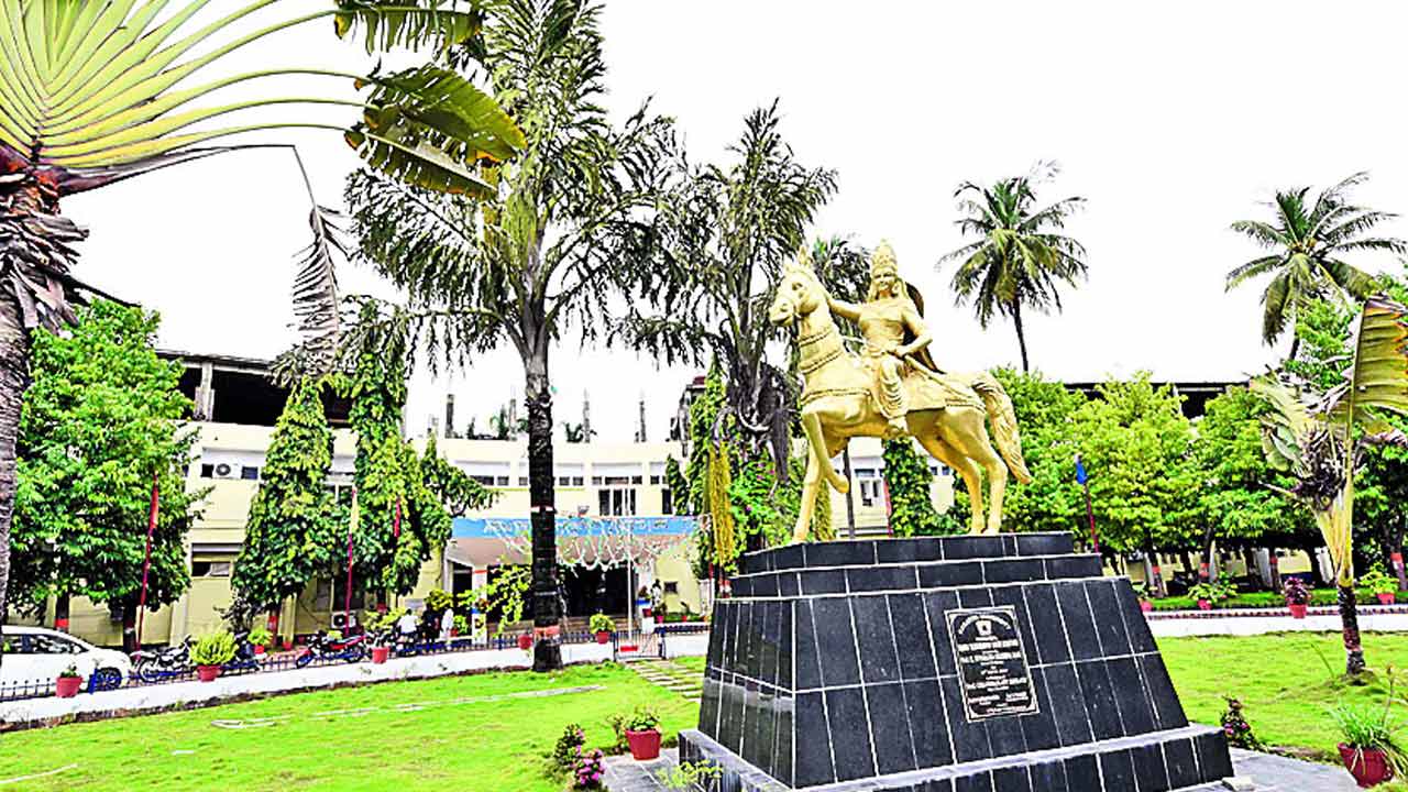 అర్హత లేకున్నా మూల్యాంకనం