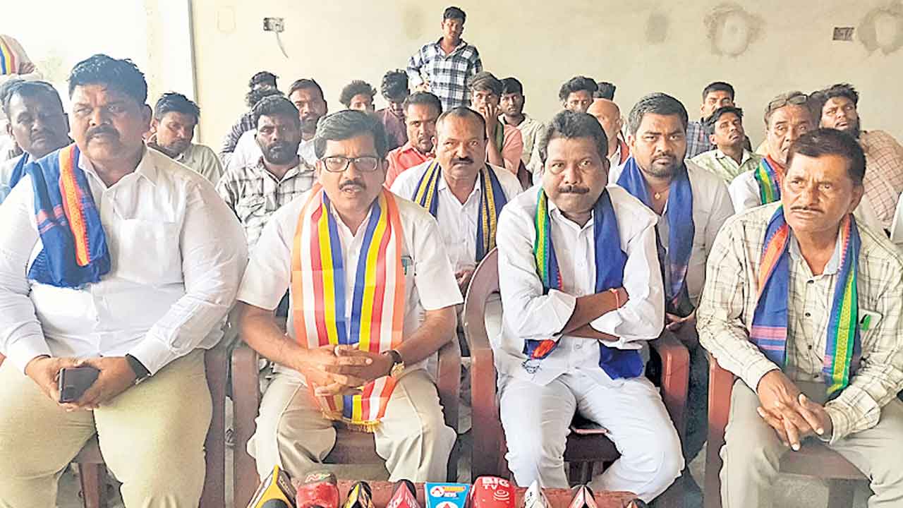 డబ్బులున్నోళ్లకే కాంగ్రెస్‌ టికెట్లు