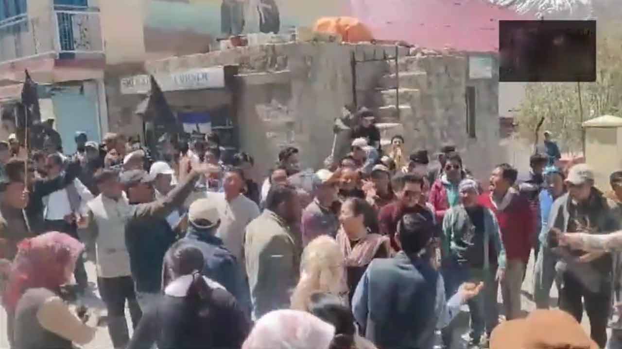 Kangana Ranaut | బీజేపీ అభ్యర్థి కంగనాకు చేదు అనుభవం.. నల్లా జెండాలు చూపుతూ కాంగ్రెస్‌ కార్యకర్తల నిరసన..Video