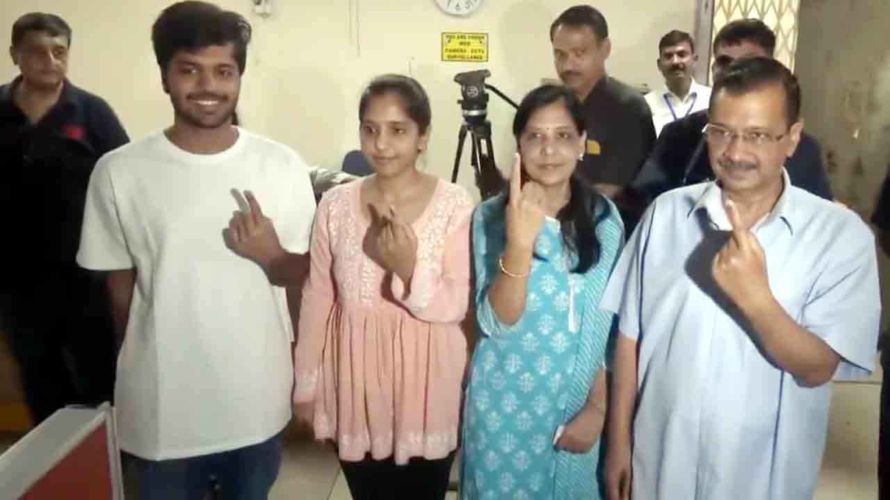 Arvind Kejriwal | భార్య, పిల్లలతో కలిసి ఓటేసిన ఢిల్లీ సీఎం కేజ్రీవాల్‌