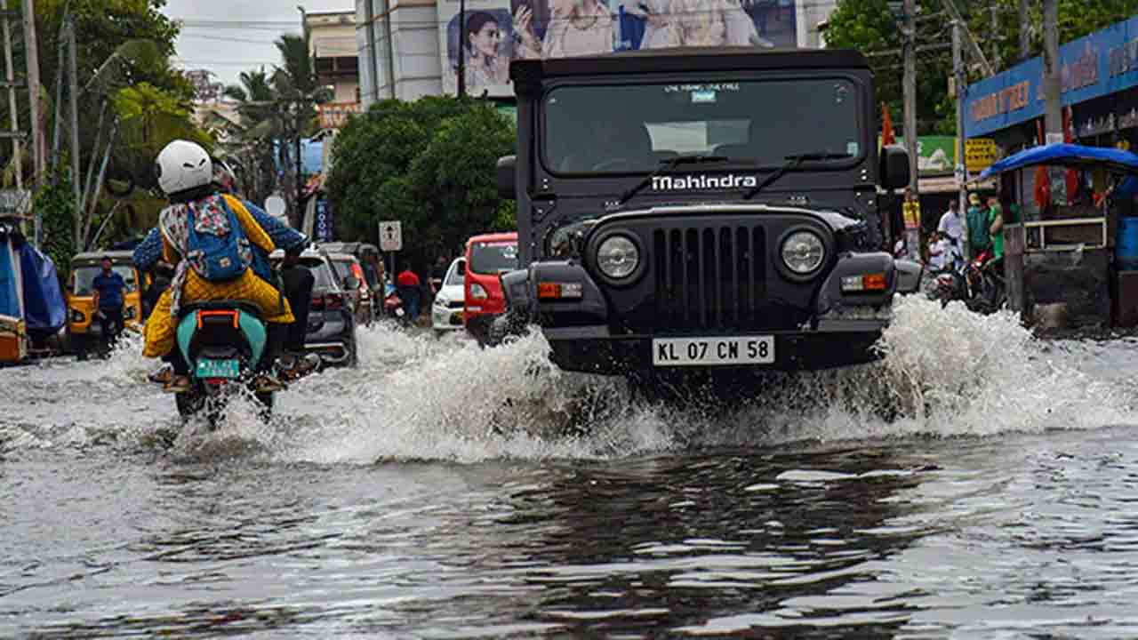Heavy Rainfall | కేరళకు భారీ వర్ష సూచన.. ఆ మూడు జిల్లాలకు రెడ్‌ అలర్ట్‌ జారీ చేసిన ఐఎండీ