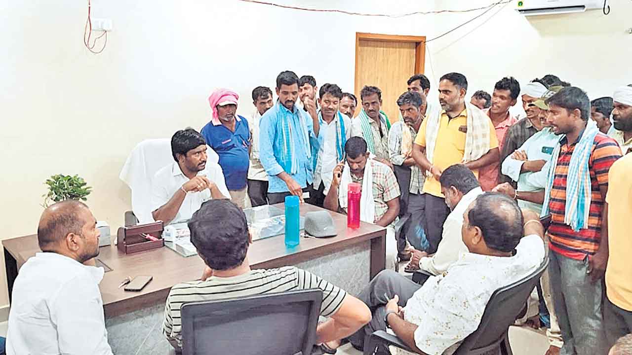 Grain Purchase | ధాన్యం కొంటలేరని రైతుల ఆందోళన