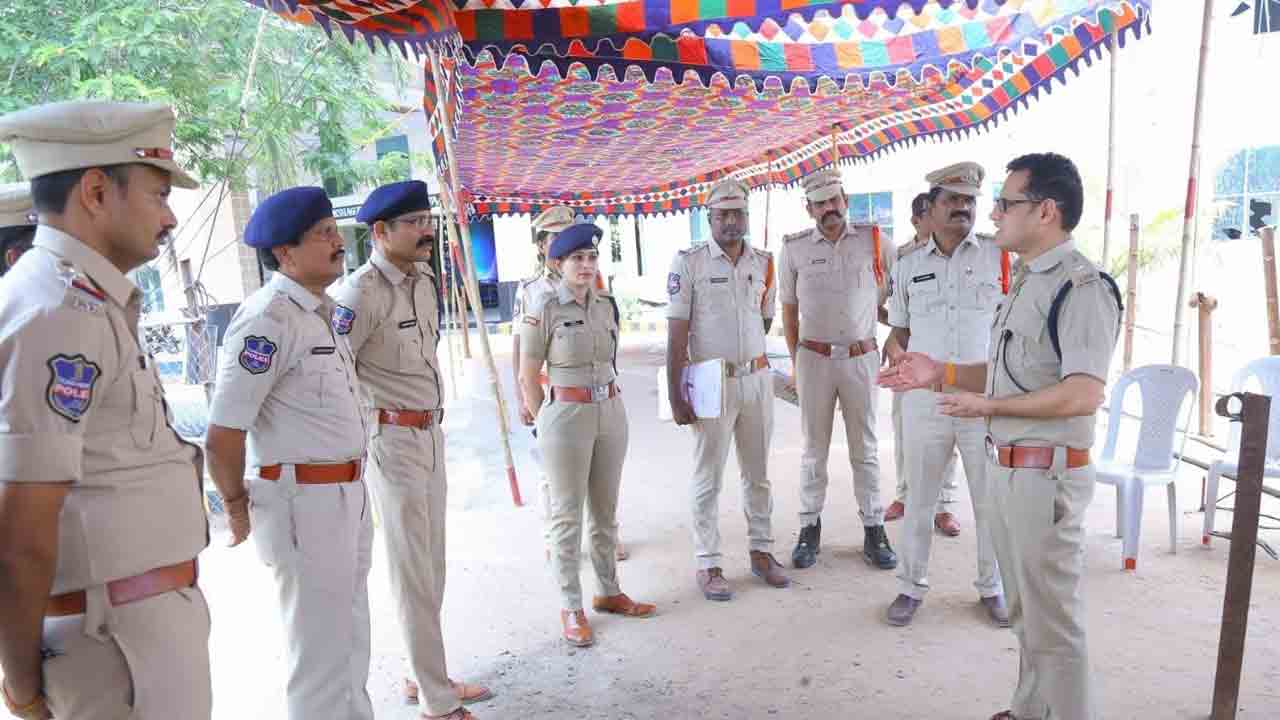 పోలింగ్‌ కేంద్రాల వద్ద పటిష్ట బందోబస్తు