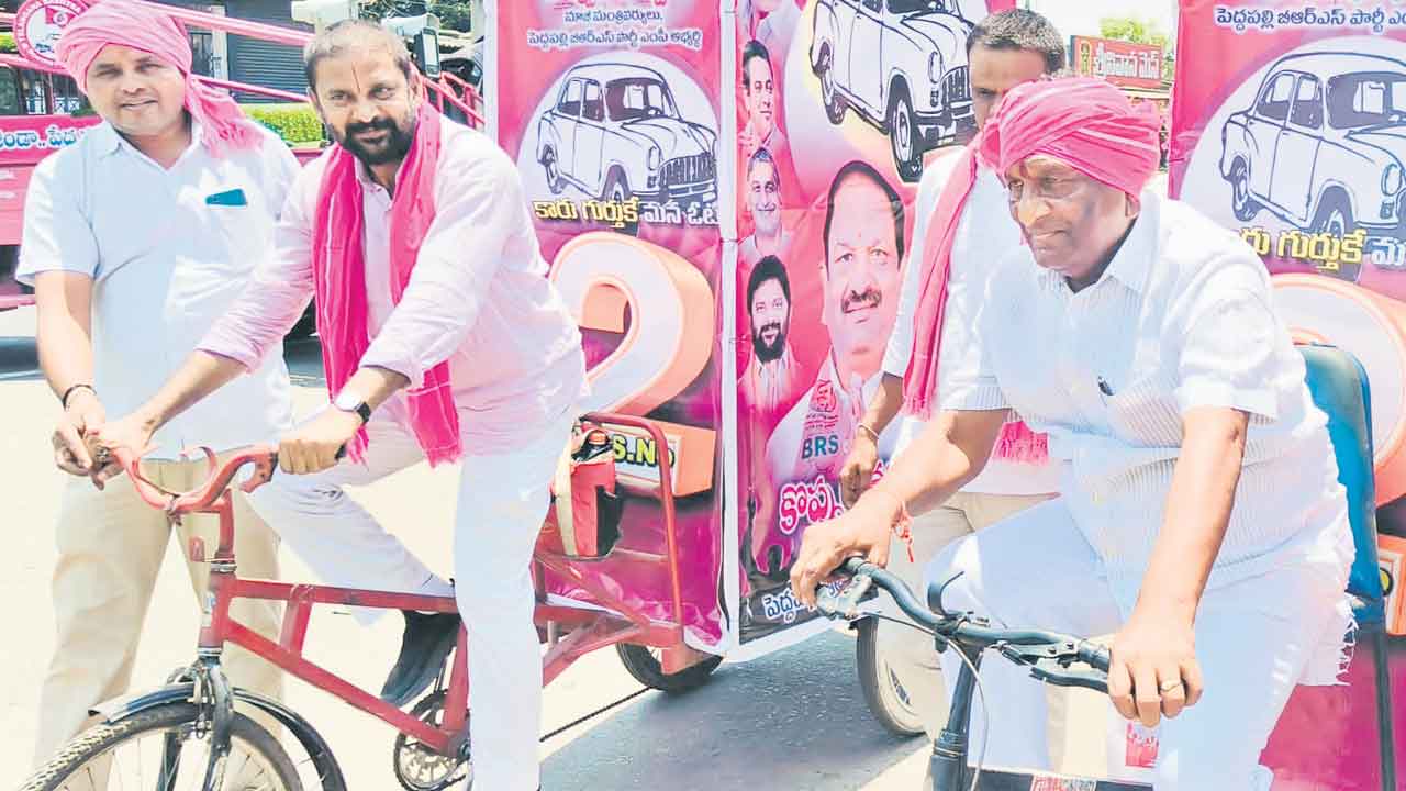 రిక్షా నడిపి.. ఓట్లు అభ్యర్థించి