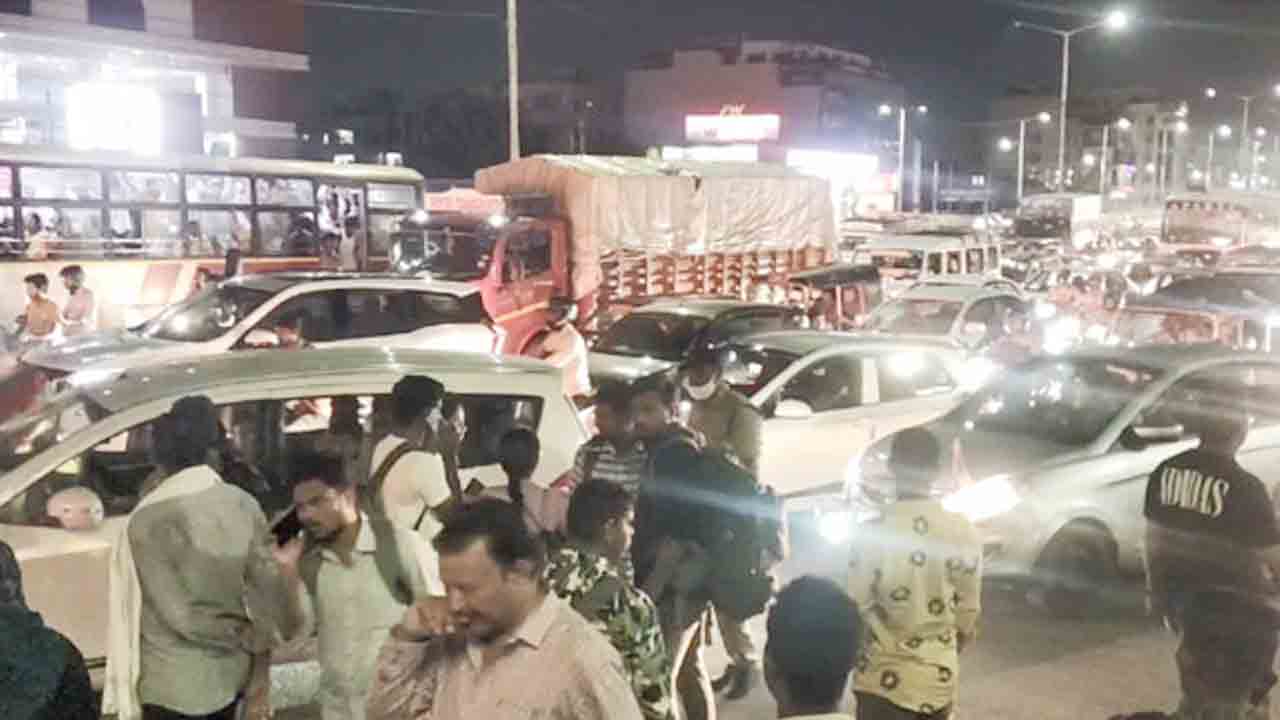 LB Nagar Traffic Jam | ఓటేసేందుకు బయలుదేరిన వారితో ఎల్బీనగర్‌లో ట్రాఫిక్ జామ్..!