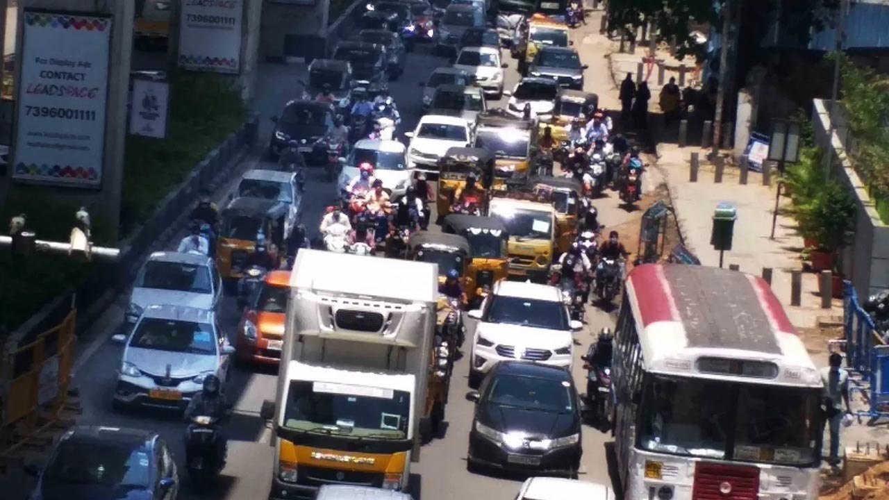Traffic Jam | సొంతూర్లకు ఓటర్లు.. ఎల్బీ నగర్‌లో భారీగా ట్రాఫిక్‌ జామ్