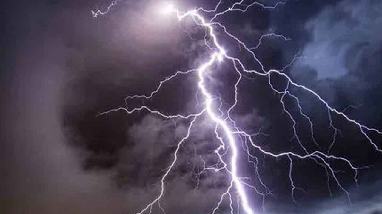 పిడుగుపాటుకు ముగ్గురి మృతి