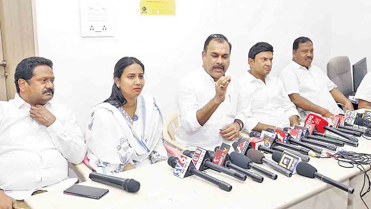 కండువాలు మార్చడమే కాంగ్రెస్ నైజం