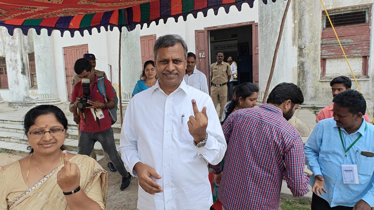 MLC elections | జనగామలో ఓటేసిన ఎమ్మెల్యే పల్లా.. మహబూబాబాద్‌లో ఎమ్మెల్సీ రవీందర్‌