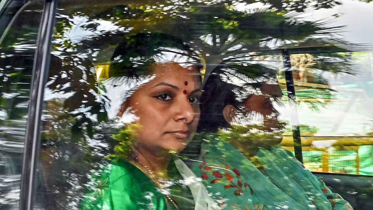 MLC Kavita | ప్రజ్వల్‌ను దేశం దాటిస్తారు.. నాలాంటి వాళ్లను జైళ్లో ఉంచుతారా? : కోర్టు వద్ద ఎమ్మెల్సీ కవిత