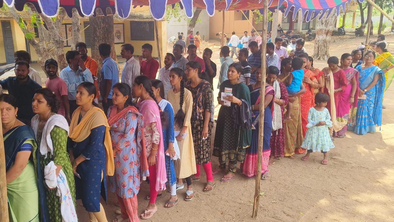 MLC election | ప్రశాంతంగా ‘ఎమ్మెల్సీ’ పోలింగ్‌.. పోలింగ్‌ కేంద్రాల దగ్గర పట్టభద్రుల బారులు