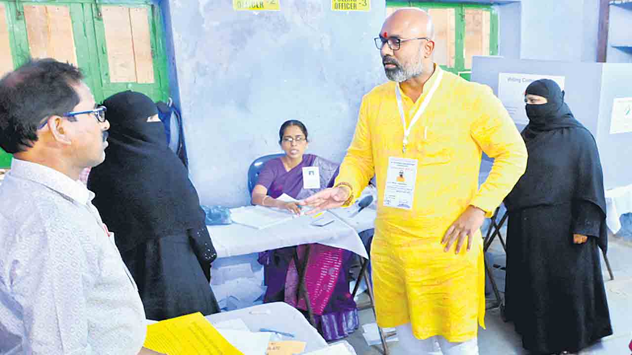 డ్యూటీ చేస్తున్నారా.. టైం పాస్‌ చేస్తున్నారా?