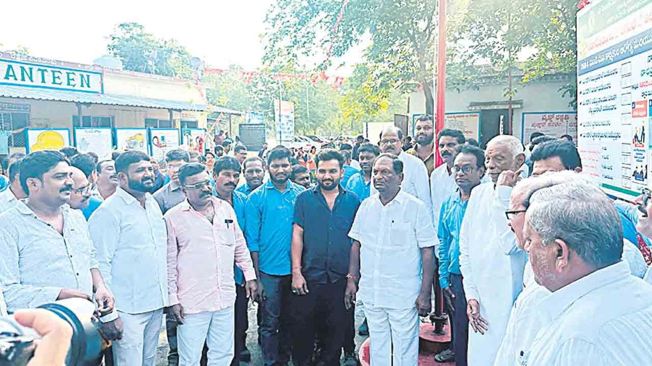 కేసీఆర్‌కు కార్మికులు అండగా ఉండాలి