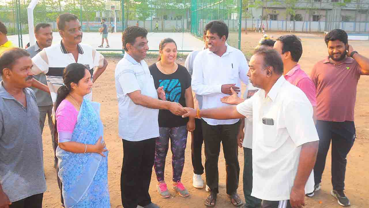 వాకింగ్‌ చేస్తూ.. ఓట్లు అభ్యర్థిస్తూ..