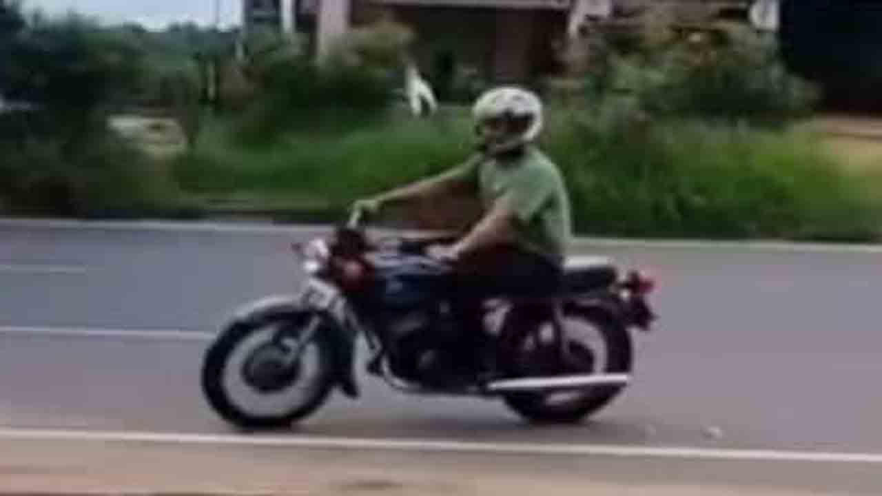 MS Dhoni | రిలాక్స్‌ అవుతున్న ధోనీ.. రాంచీ వీధుల్లో బైక్‌పై షికారు.. VIDEO