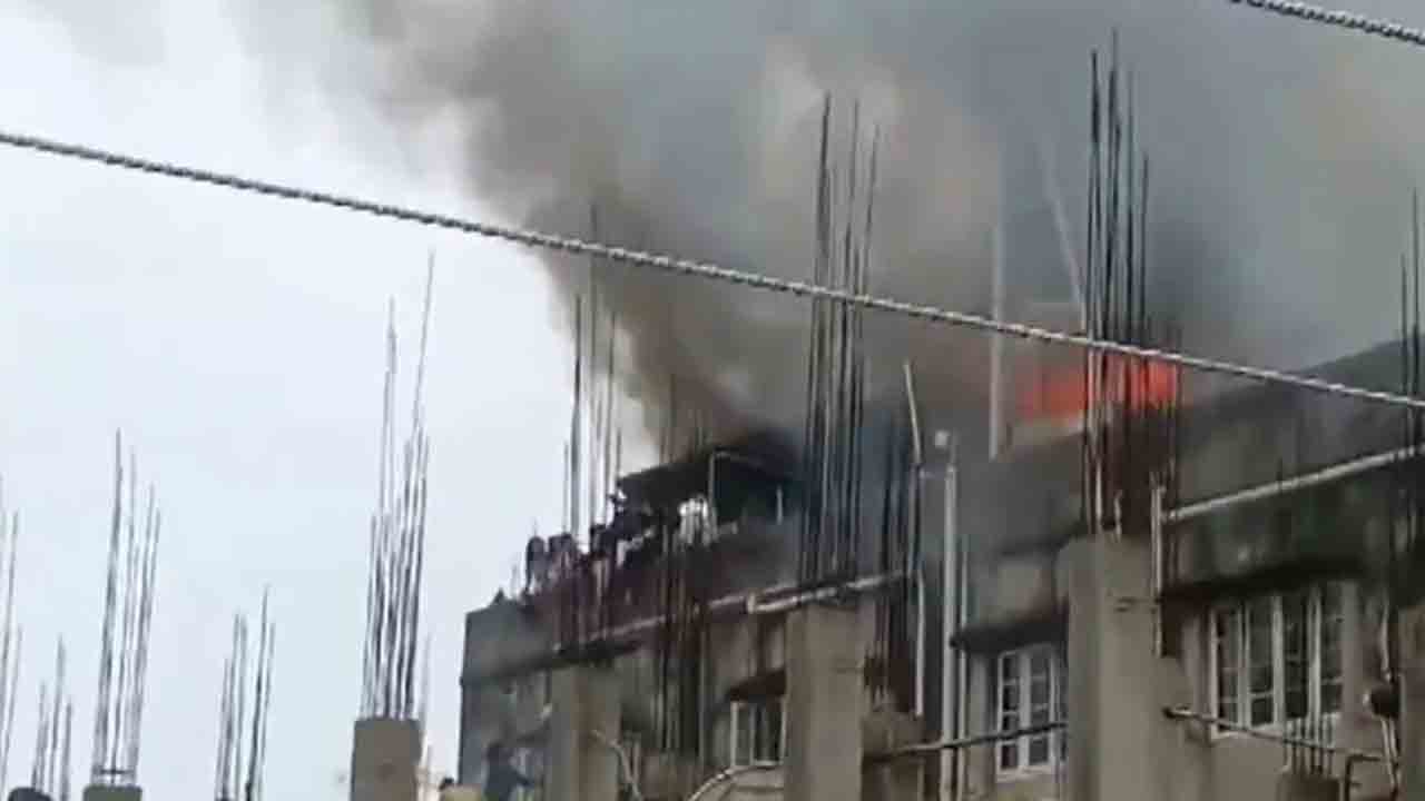 massive fire | కంప్యూటర్‌ ఇన్‌స్టిట్యూట్‌లో భారీ అగ్నిప్రమాదం.. తప్పించుకునేందుకు పైపులెక్కిన విద్యార్థులు