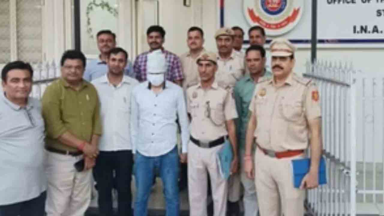 Man behaves Unnaturally with Boy | మెట్రో రైలులో బాలుడిపై లైంగిక దాడి.. వ్యక్తిని అరెస్ట్ చేసిన   పోలీసులు