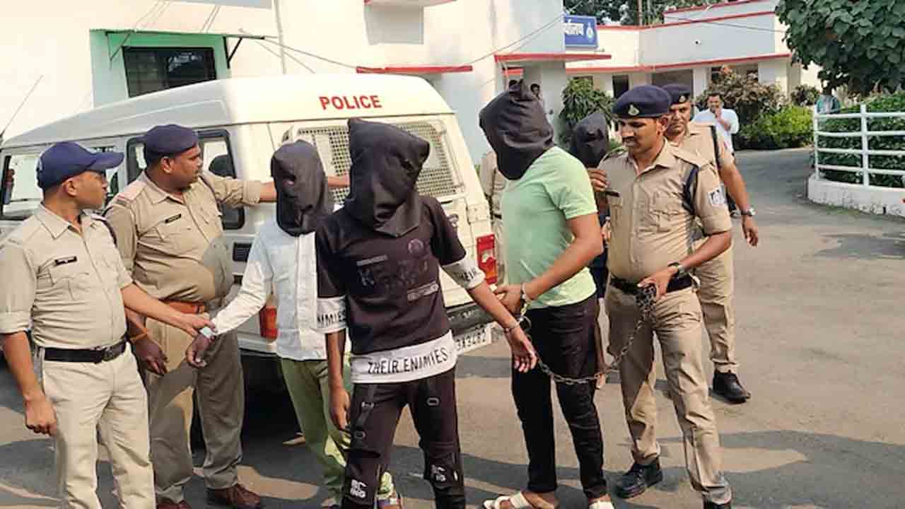 Man Rapes Students | వాయిస్‌ యాప్‌ ద్వారా మహిళా ప్రొఫెసర్‌గా నమ్మించి.. ఏడుగురు విద్యార్థినులపై అత్యాచారం